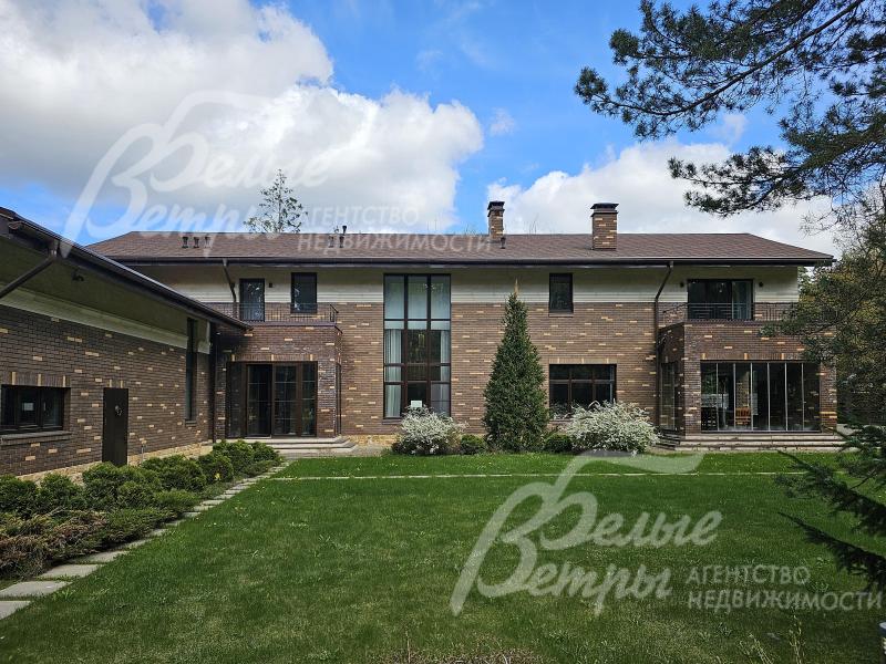 На участке профессионально подобраны и высажены взрослые деревья и кустарники, сочетающиеся с цветущими растениями из разных стран.