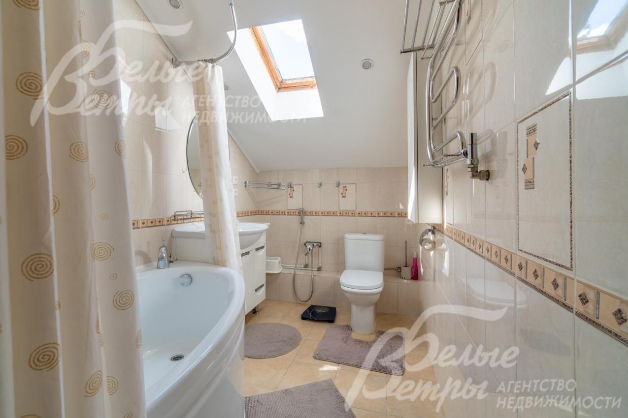 Санузел на втором этаже с ванной