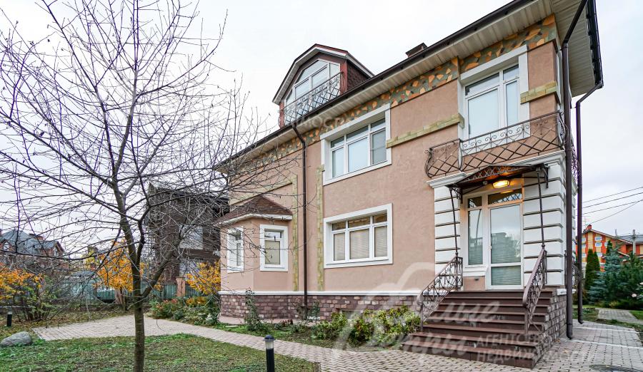 В доме 4 уровня с цоколем и мансардой