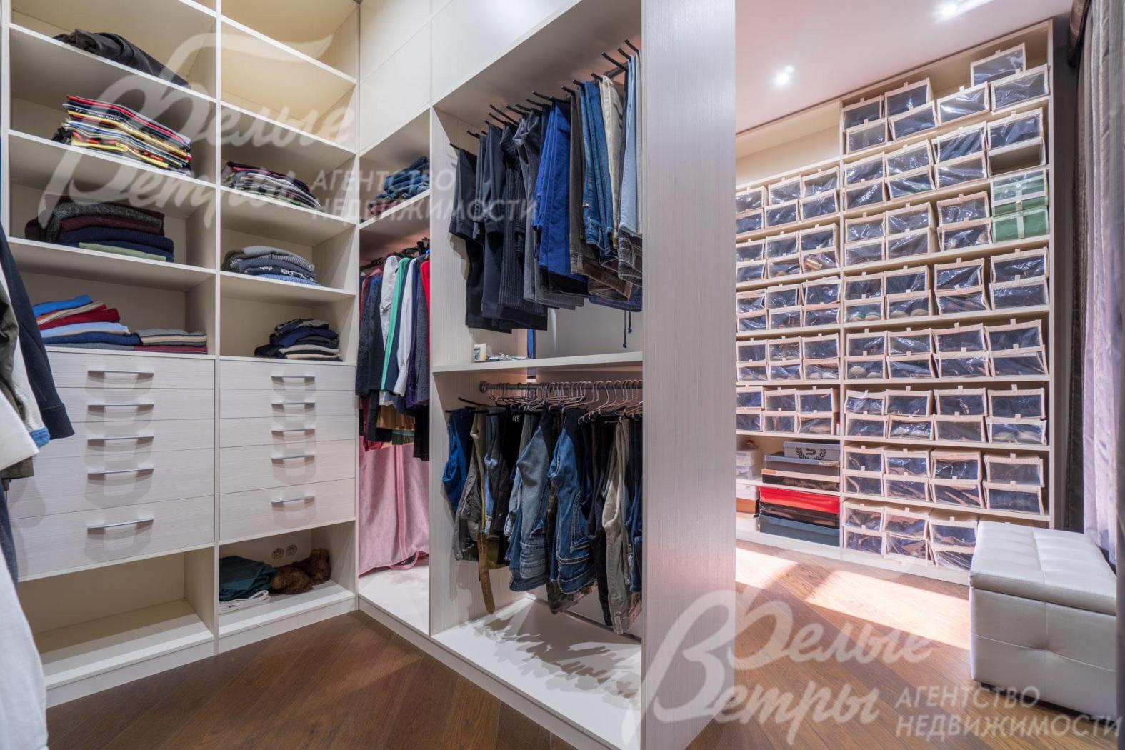 Функциональная просторная гардеробная на втором этаже