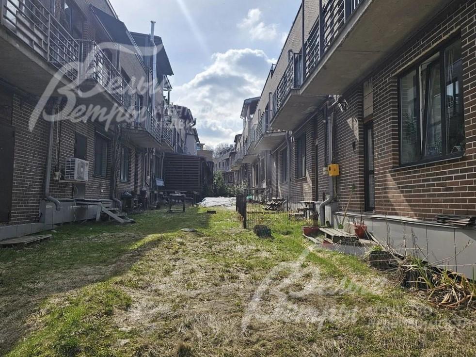 Территория за таунхаусом