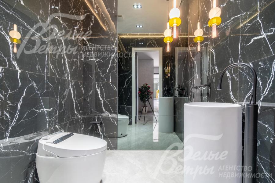 Санузел на втором этаже с зеркалом в пол, отделан плиткой под чёрный мрамор 