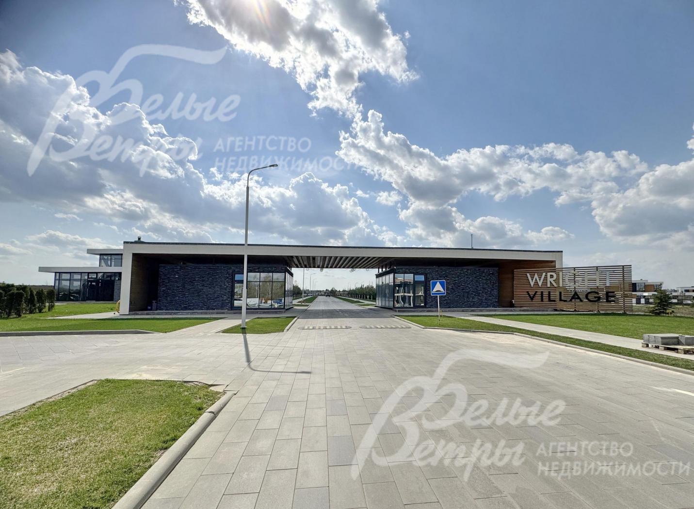 Территория коттеджного посёлка. В 15 минутах езды от поселка, расположен водоем «Серебряная чаша»