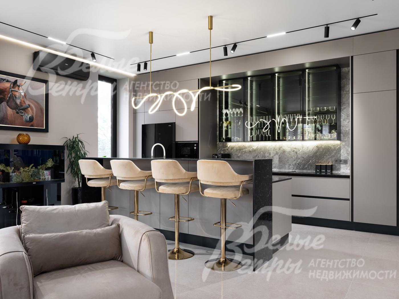 Потолки - натяжные со встроенной подсветкой и трековыми светильниками на алюминиевом профиле