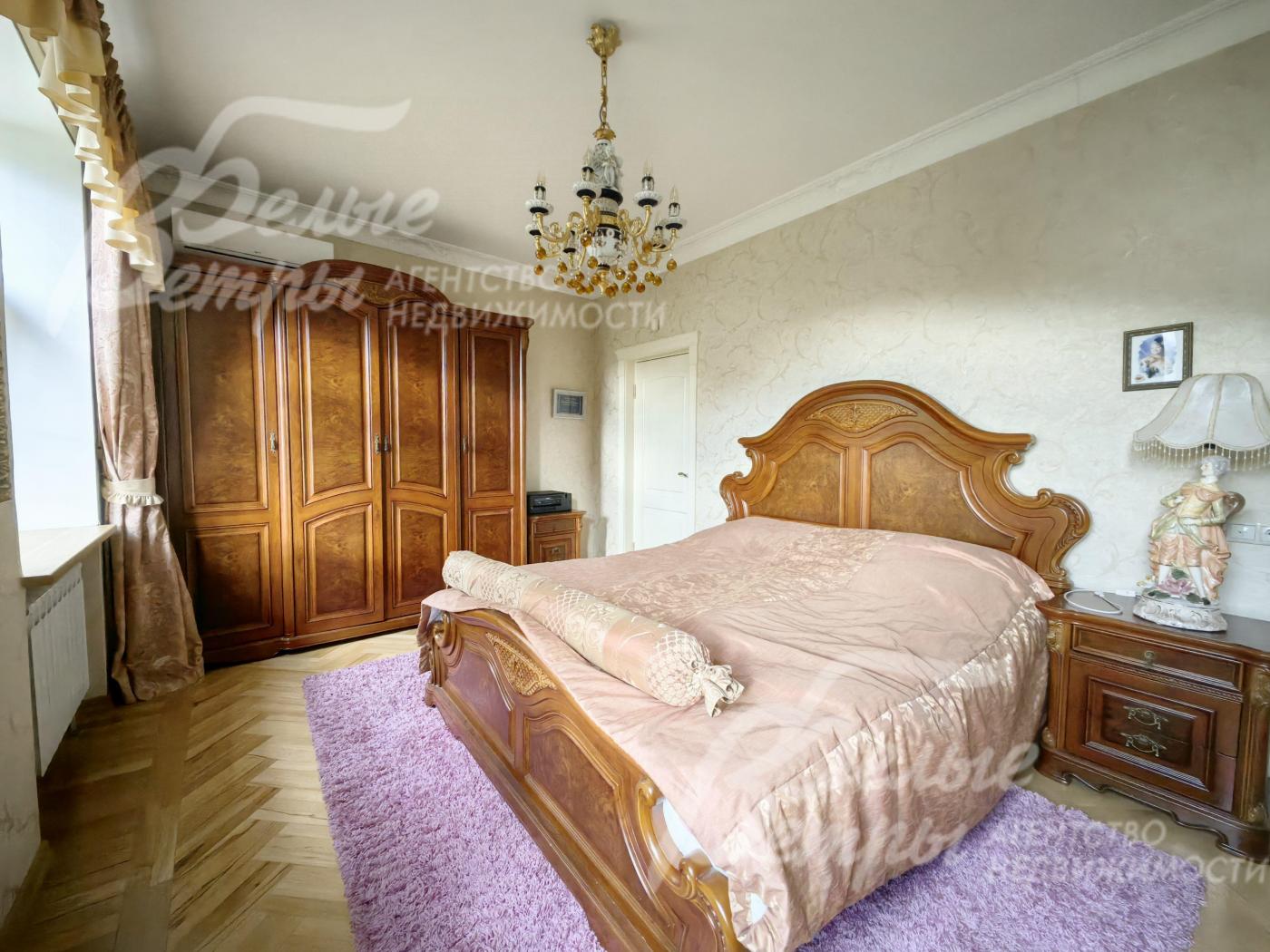 В спальнях дорогие гарнитуры из массива дерева с резными элементами.