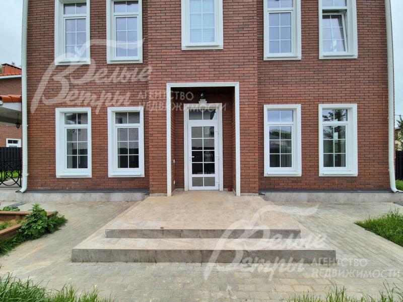 Портал с карнизом у входной группы.