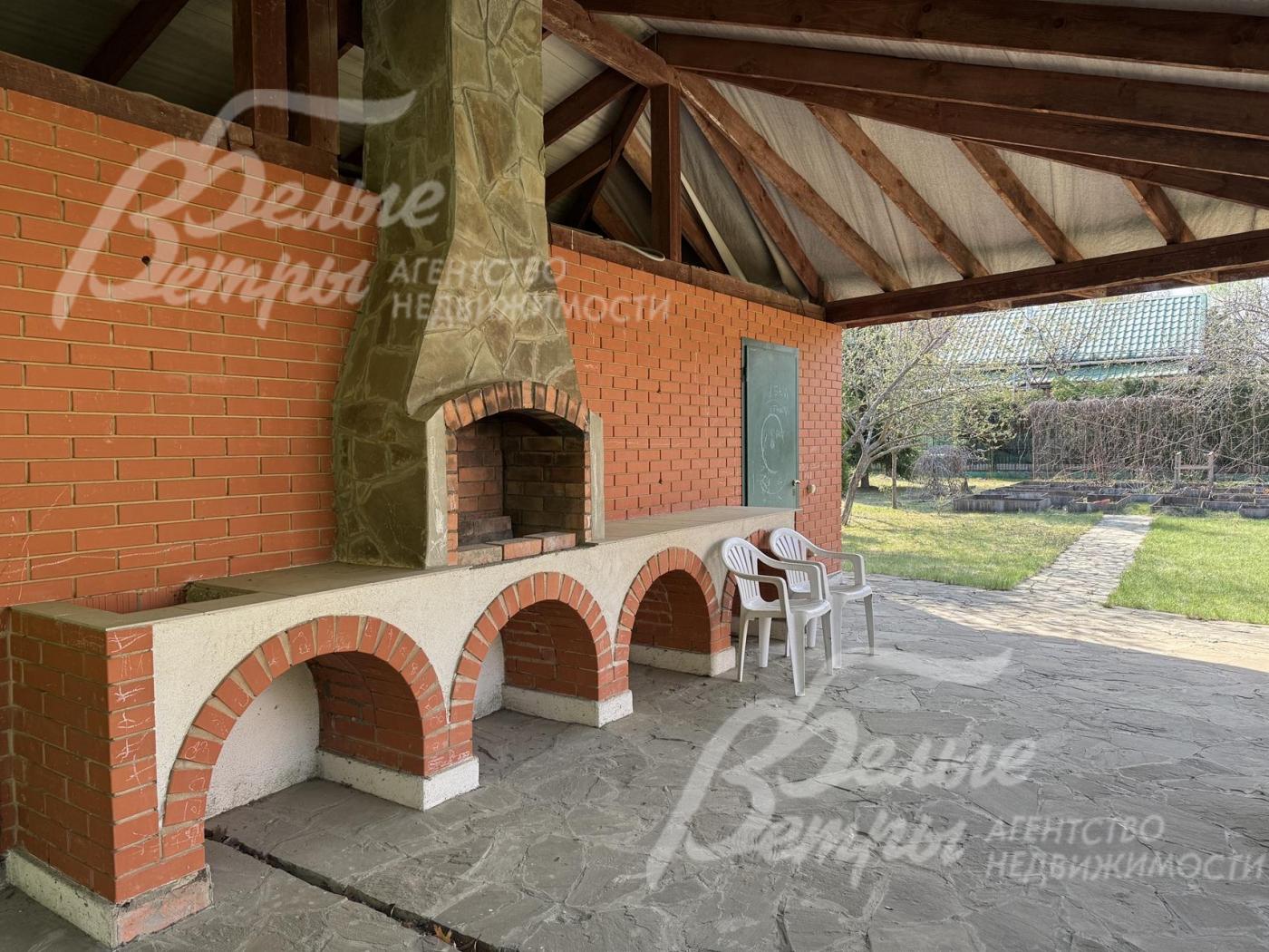 Построен кирпичный хозблок с мангальной зоной, к которой подведено электричество