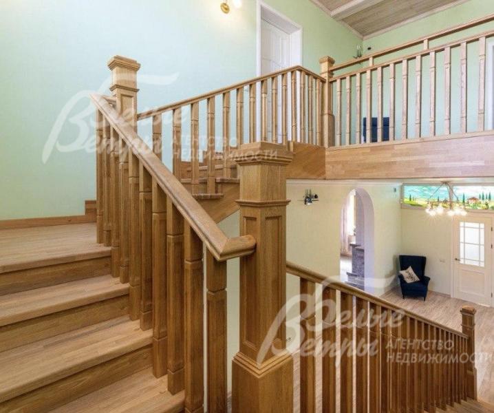 Удобная дубовая лестница, выполненная на заказ.