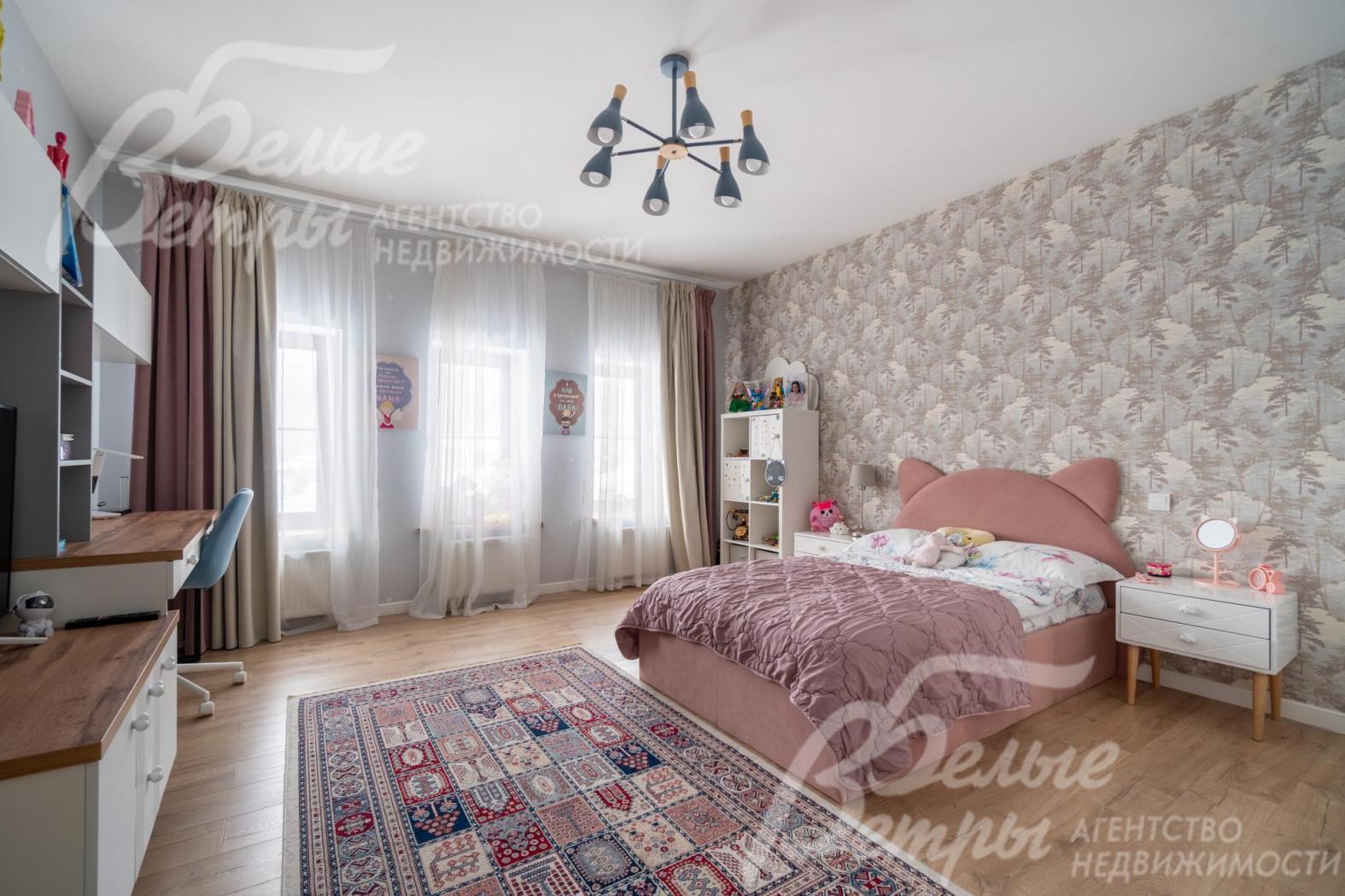 Детская спальня на втором этаже также полностью меблирована