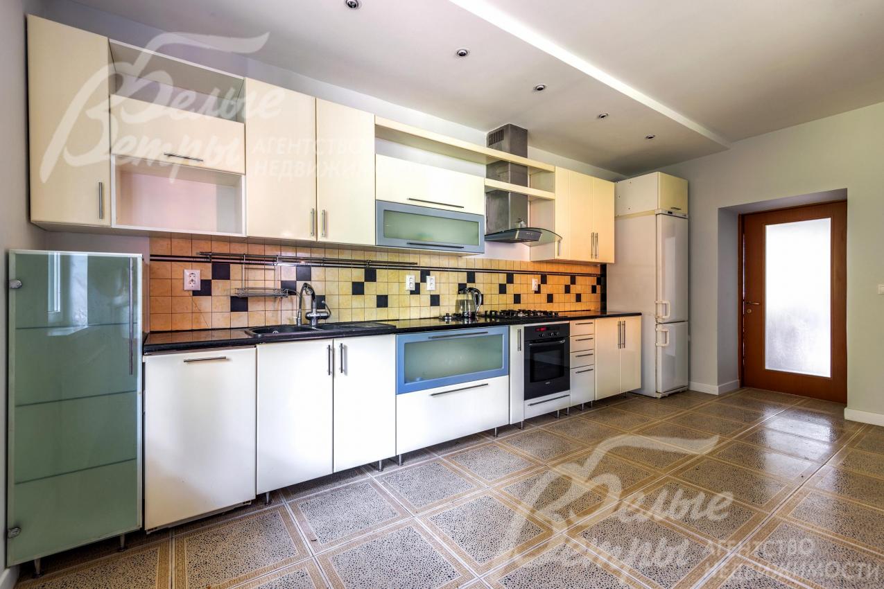 Кухня оснащена встроенной техникой Bosh (газовая плита, духовой шкаф, посудомоечная машина), установлен холодильник Miele