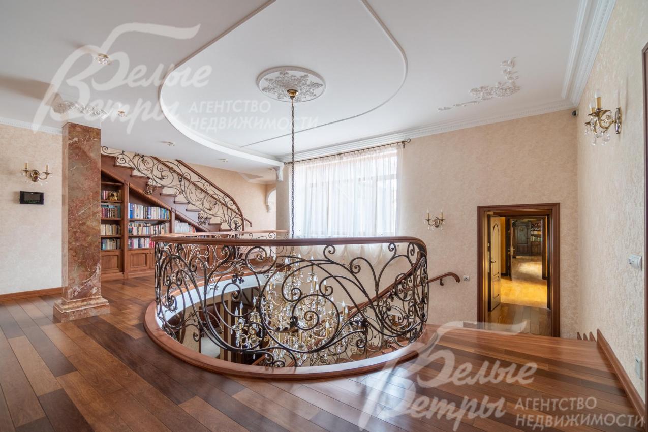 Главная лестница - с авторскими коваными перилами ручной работы