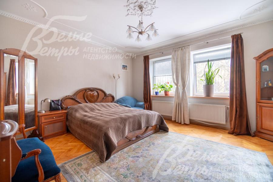 В доме - девять спален, три из них - на первом этаже. Спальни полностью меблированы 