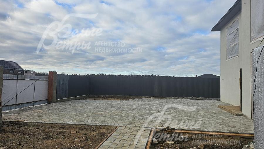 Выполнена укладка брусчатки: оборудована парковка перед домом и проложены дорожки