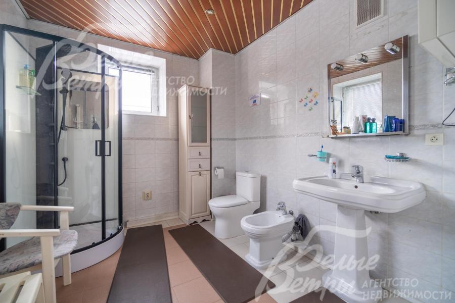 Просторный санузел на втором этаже с душевой и биде, установлена сантехника европейских брендов