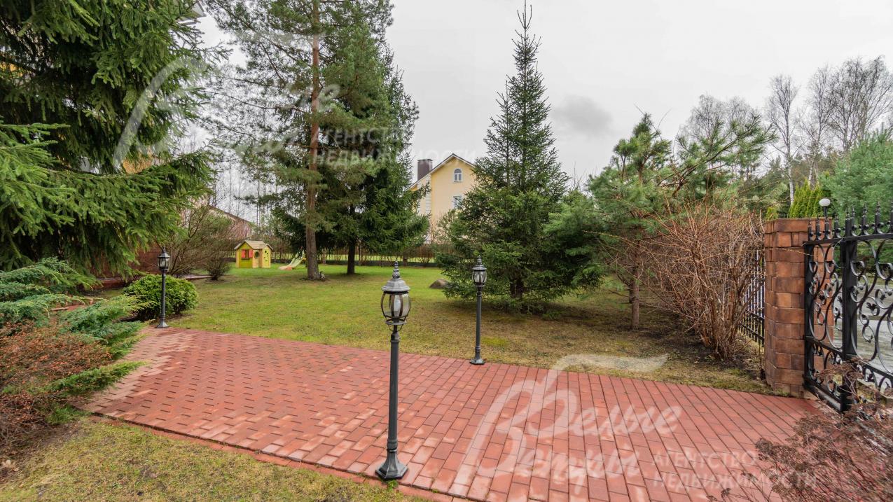 Есть вымощенная брусчаткой площадка для 2-х а/м