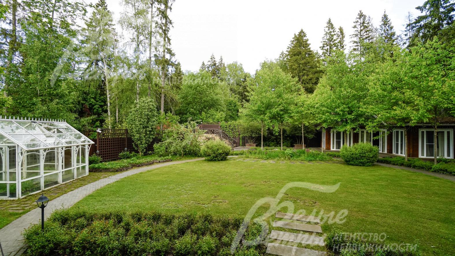 Участок граничит с лесом