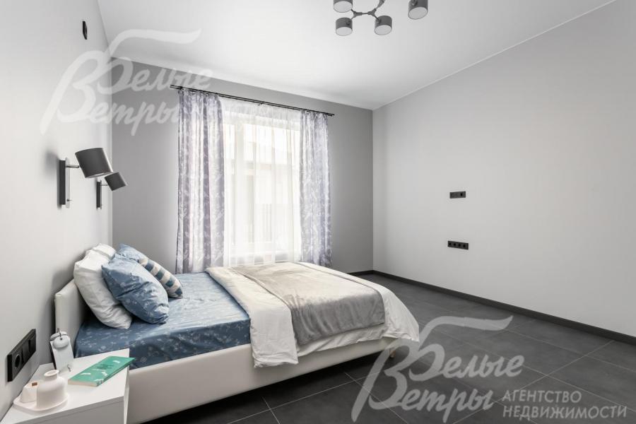 На полу крупноформатная плитка