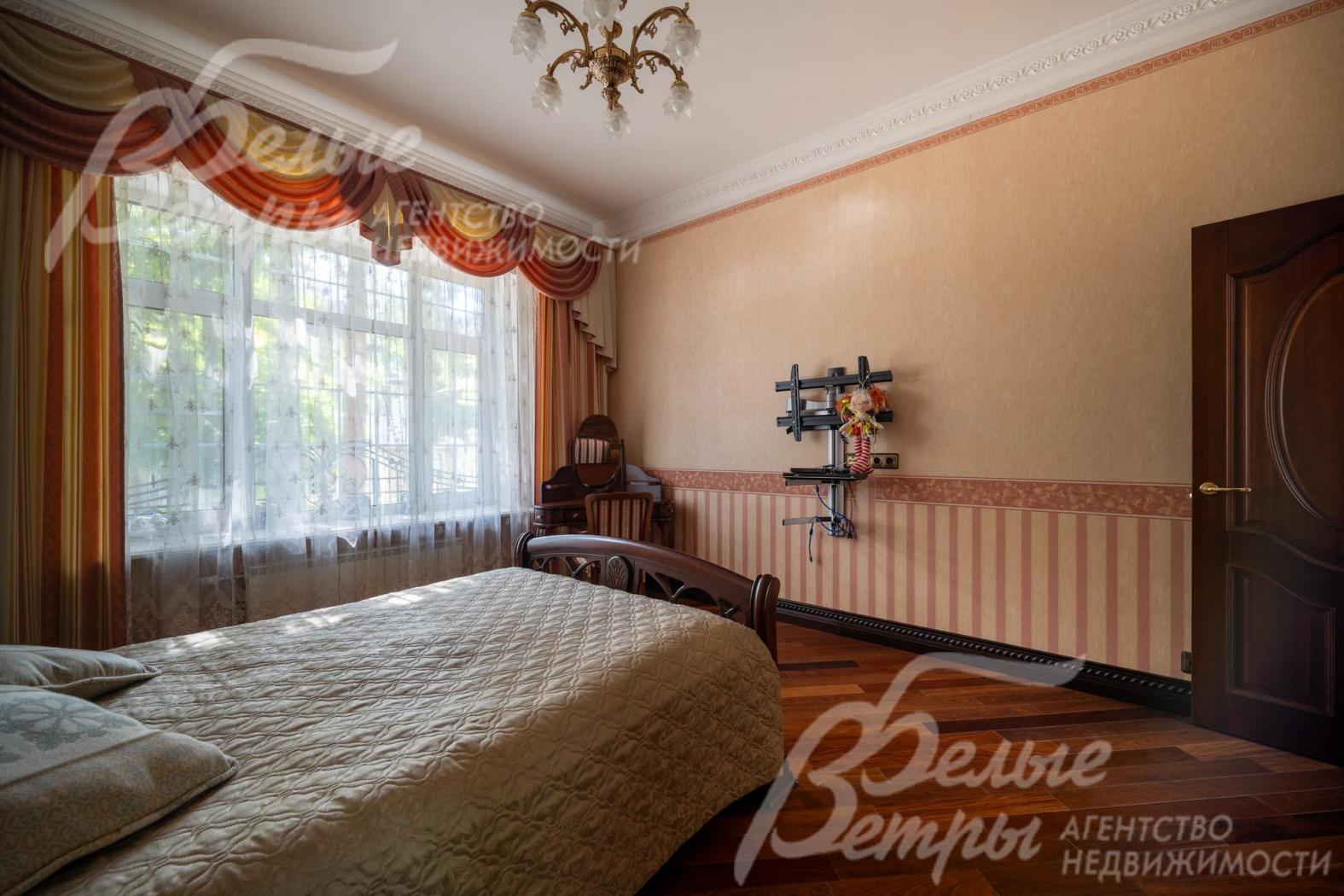 В спальне - виниловые обои марки Rasch (Германия), на полу - паркетная доска из дерева Sukupira (Бразилия)
