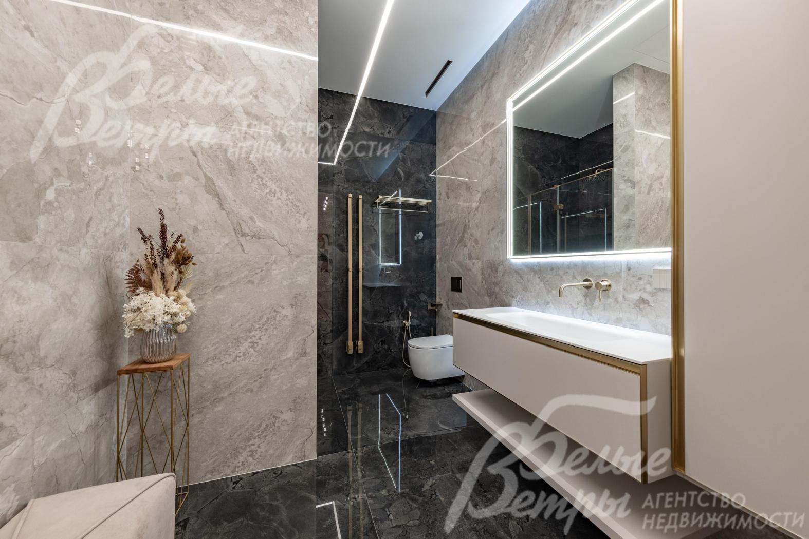 Санузел с душем на 1-м этаже