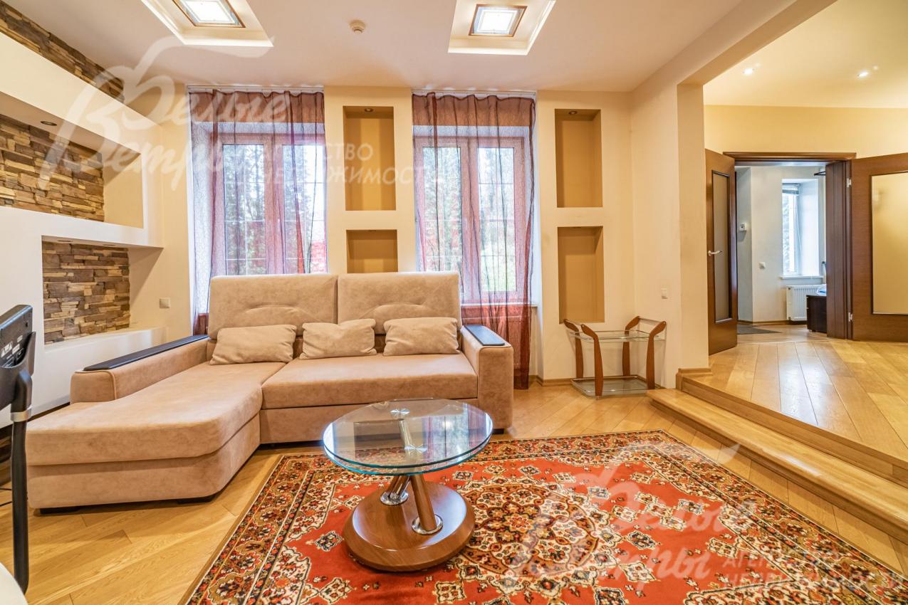 Дом обставлен мебелью