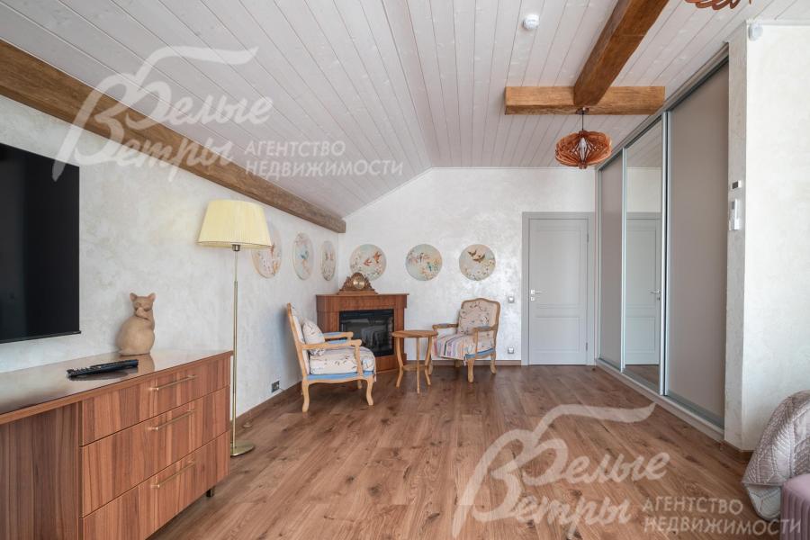 На втором этаже гостевого дома - просторная спальня площадью  29 кв.м с каминной зоной (камин - электрический)