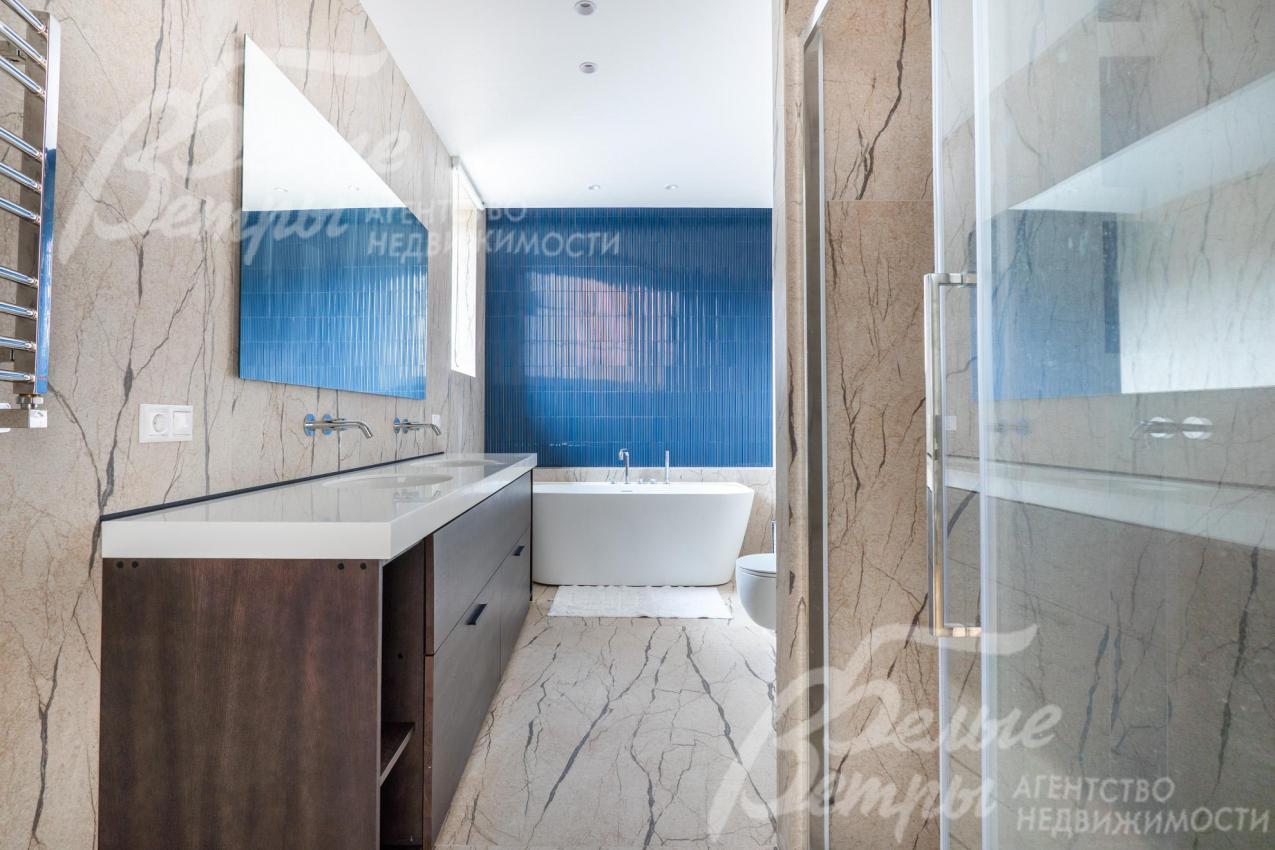 Санузел главной спальни с ванной и душевой