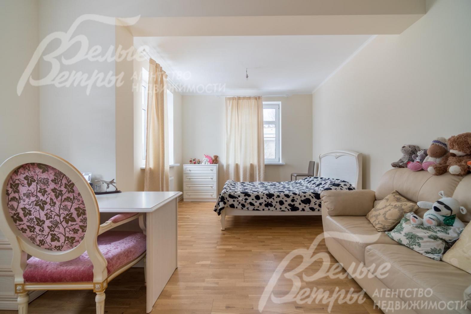 Светлая спальня с рабочей зоной