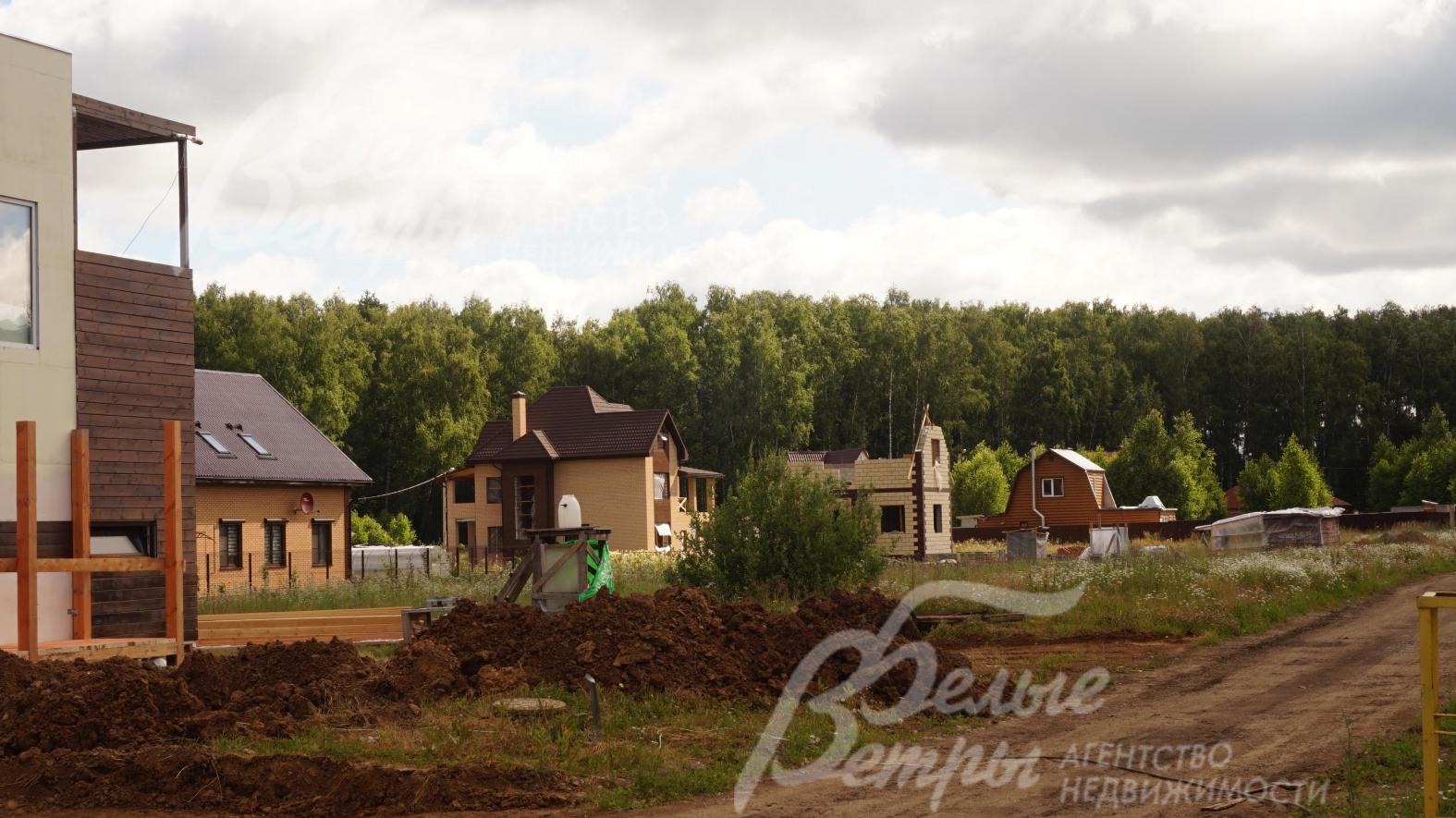 Поселок обживается.