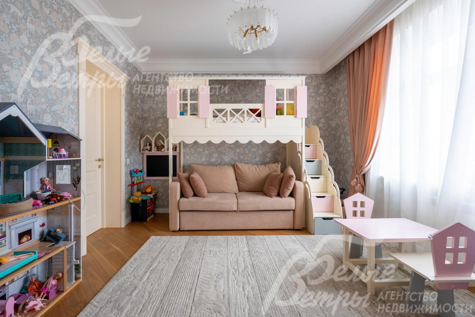 В кабинете-игровой установлена детская мебель, системы хранения игрушек и диван, над которым организовано дополнительное спальное место для ребёнка