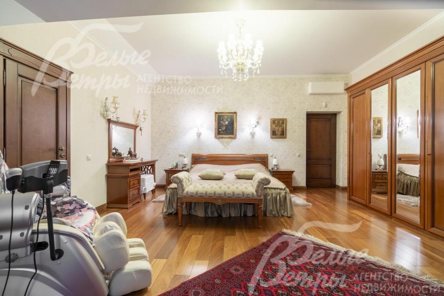 В мастер-спальне установлено массажное кресло