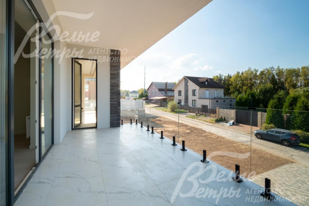 Широкий видовой балкон с прозрачным остеклением