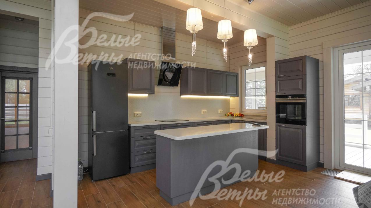 Кухня из шпона дуба цвета графит с островом и со встроенной техникой