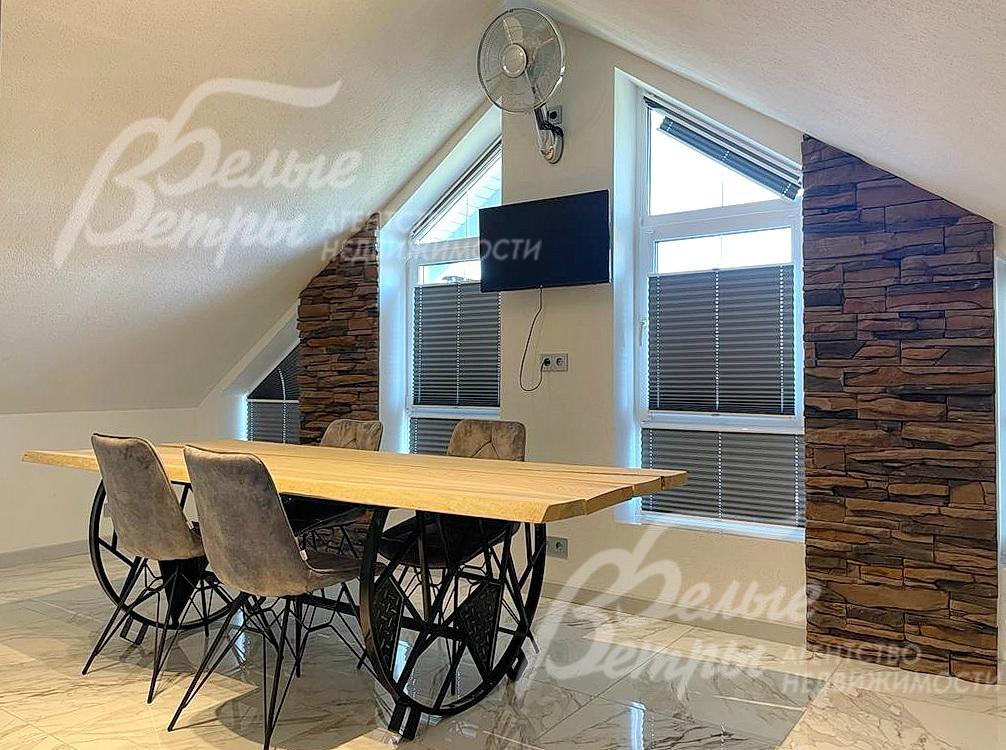 На полу студий – керамогранит с водяным подогревом