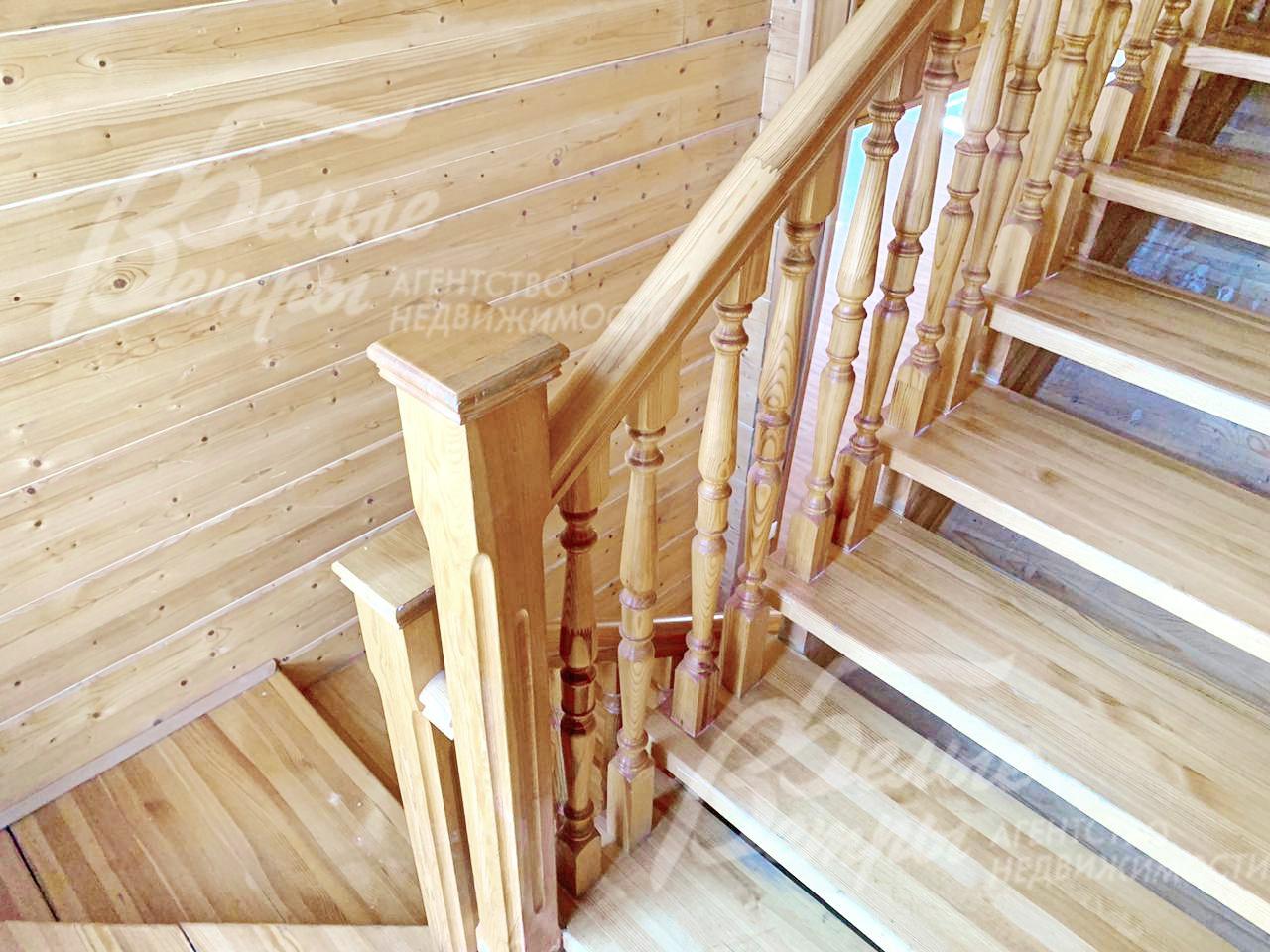 Деревянная лестница и поручни из массива лиственницы