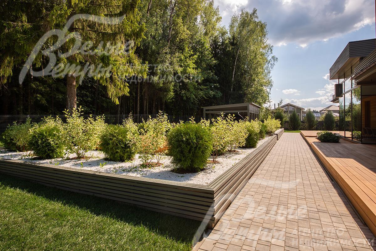 Участок разделён на несколько зон: гостевую зону с парковкой, зону для кострища, зону сада с декоративными растениями