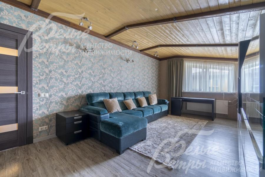 На полу гостиной - ламинат, потолок отделан лиственницей