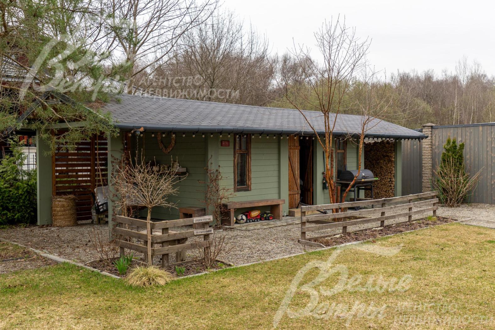 Также на участке есть хозяйственный блок с зоной хранения и домик для хранения инвентаря