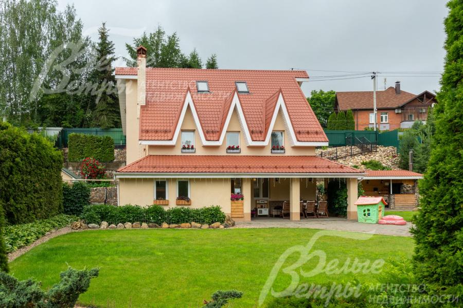 Дом стоит на живописном участке с эффектным ландшафтным дизайном