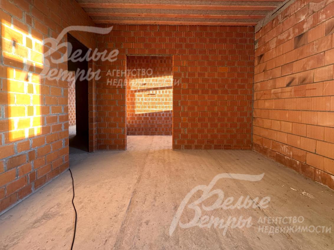 Одна из спален на втором этаже. В доме выполнена разводка электрики в соответствии с инженерным проектом