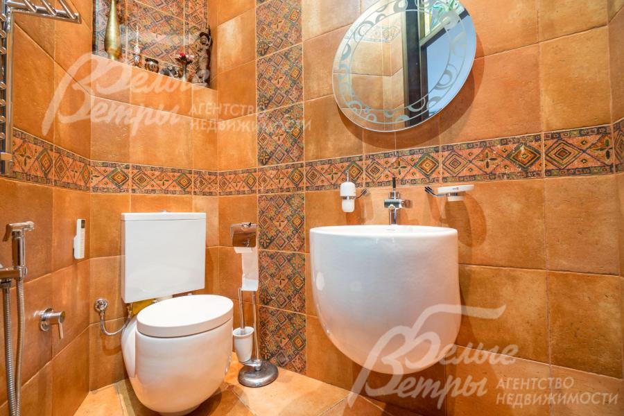 Гостевой санузел, вход - из холла