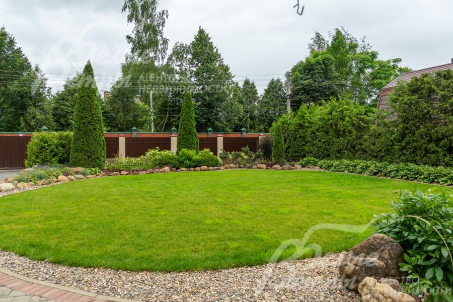 На участке высажен премиальный газон