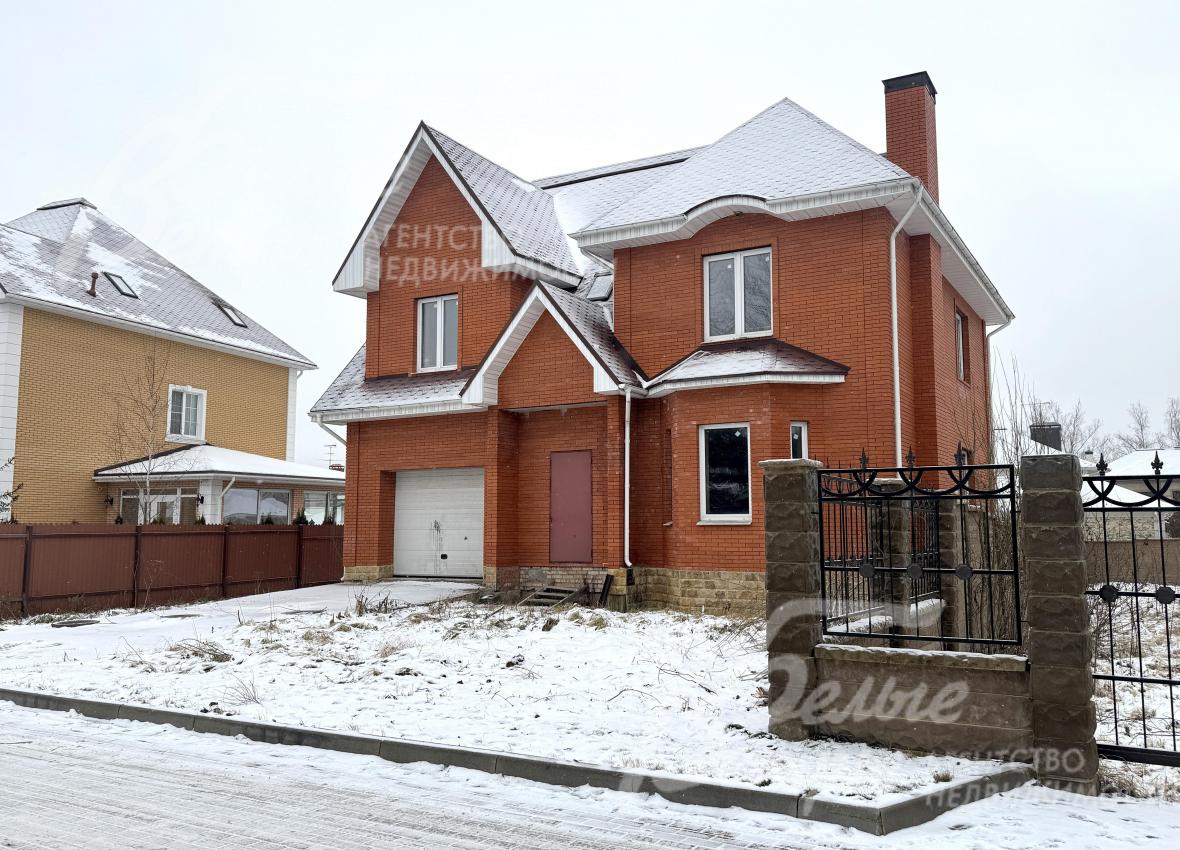 Внешние стены дома облицованы кирпичом благородного красного цвета