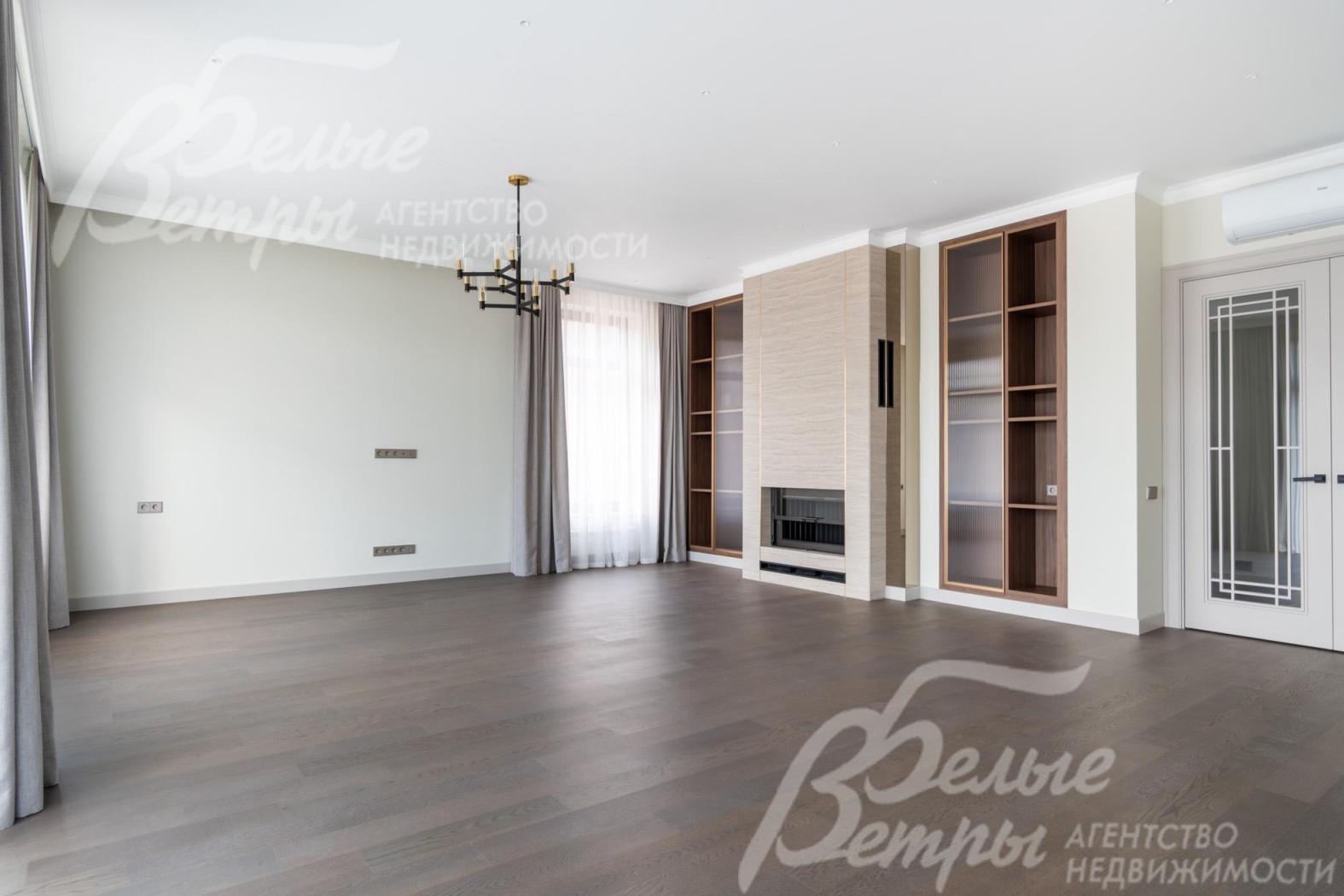 В гостиной панорамные окна и выход на террасу и участок