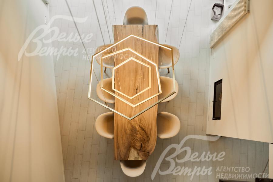 Эксклюзивная hi-tech люстра 9 метров высотой, созданная по
эксклюзивном заказу для столовой