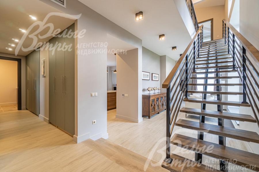 Ступени и поручни лестницы выполнены из массива дуба