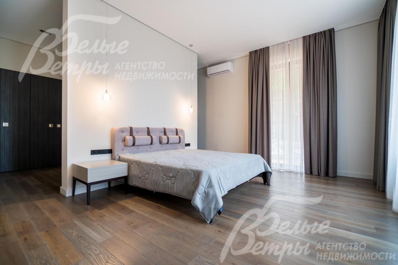 Мастер-спальня с большими окнами 44 кв.м