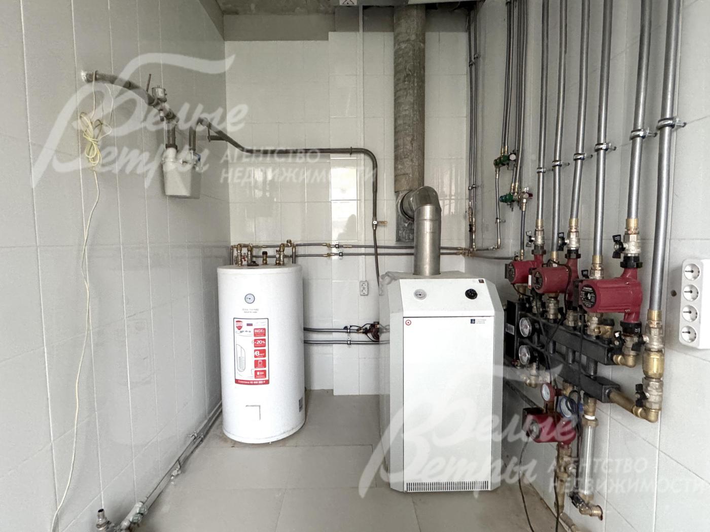 В котельной: напольное котельное оборудование мощностью 40 кВт с итальянской автоматикой и накопительный бойлер косвенного нагрева объёмом 150 л