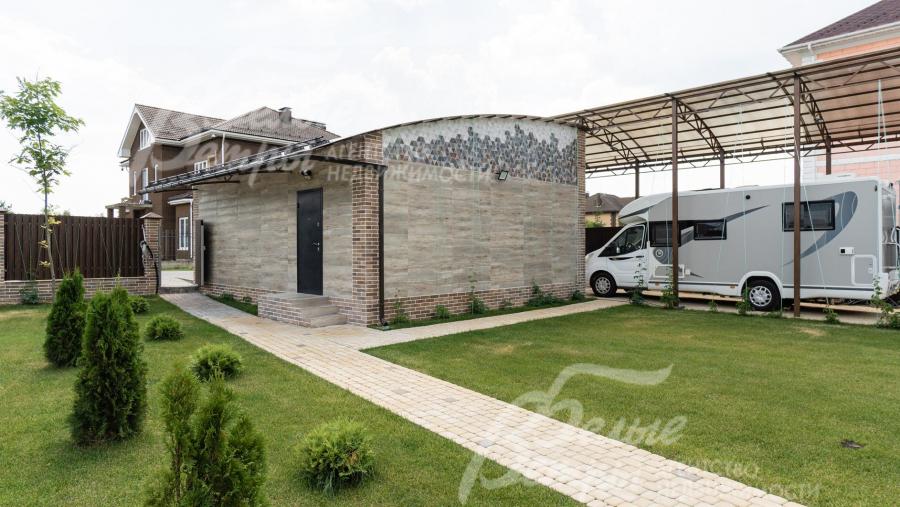 Высокий навес над вымощенной камнем площадкой для авто