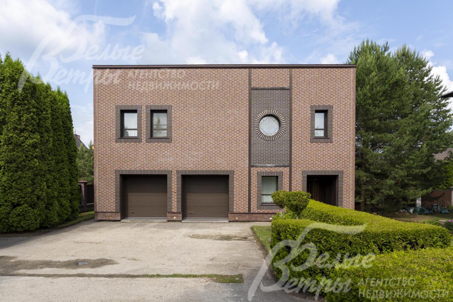 Кирпичный новый дом, построенный по индивидуальному проекту, в стиле современной классики