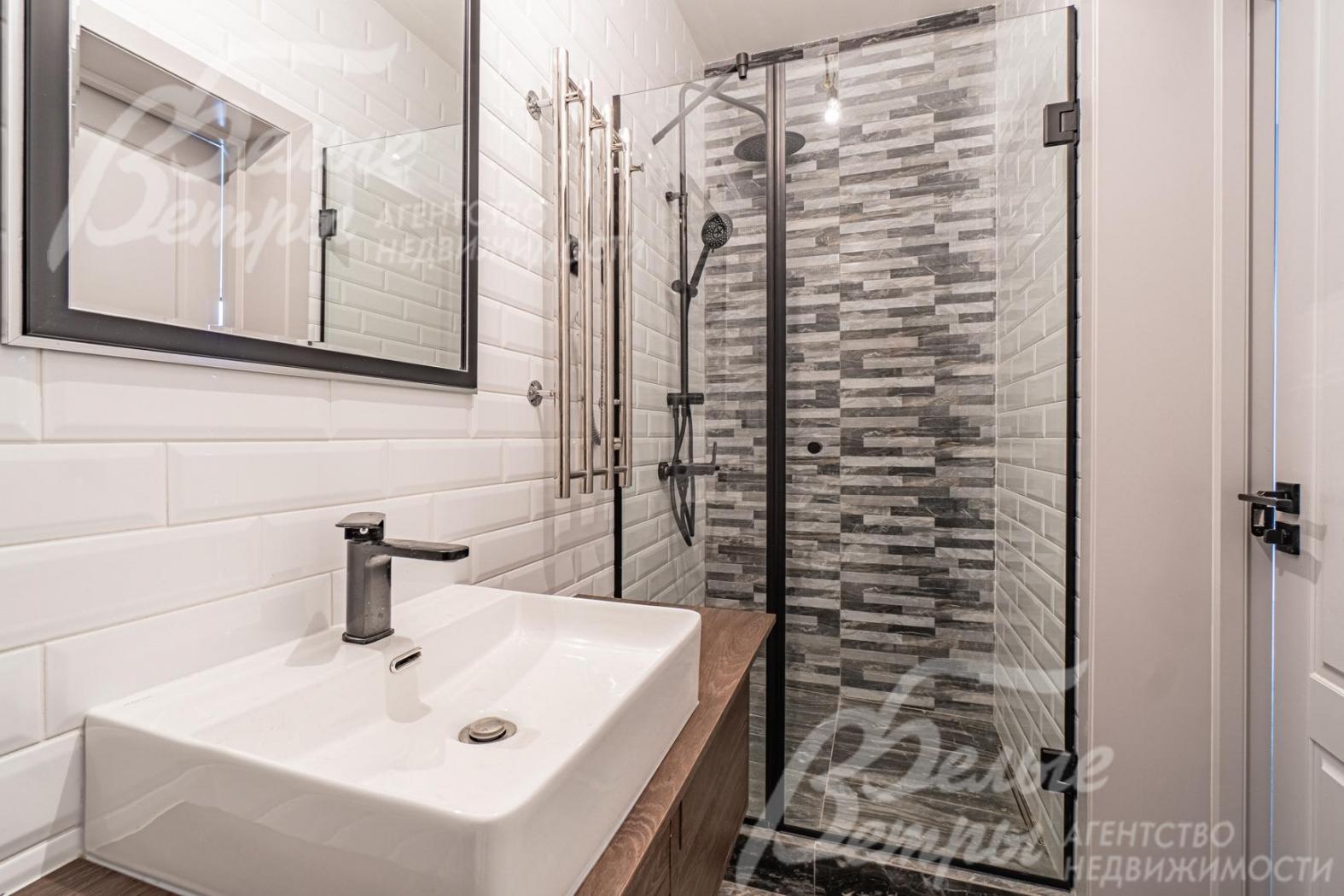 Санузел с душевой на первом этаже